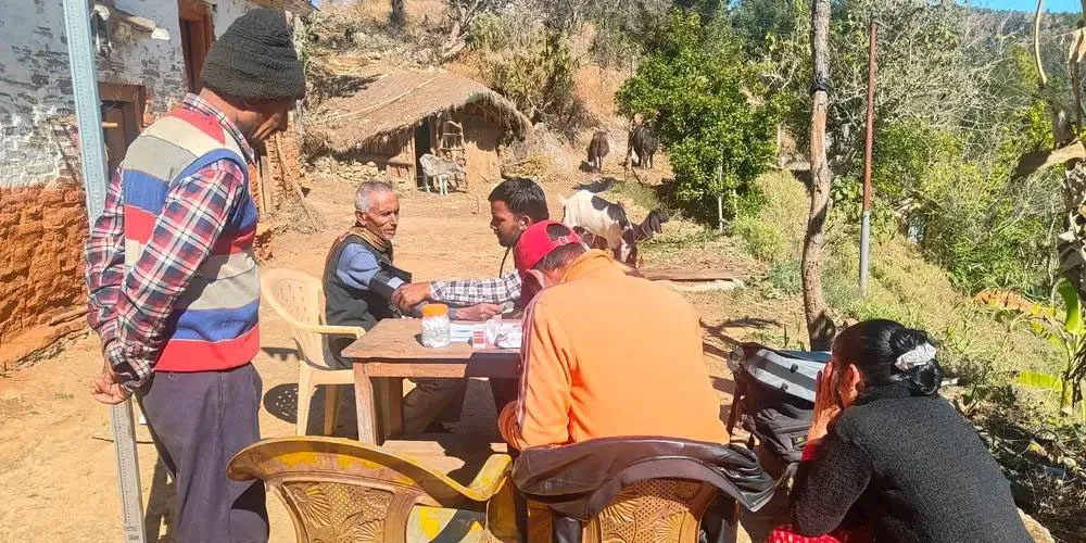 बैतडीमा टोल–टोलमै पुगेर नसर्ने रोगको परीक्षण