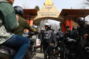 पूर्वराजालाई स्वागत गर्न विमानस्थल पुगे दुर्गा प्रसाईं (फोटो फिचर)