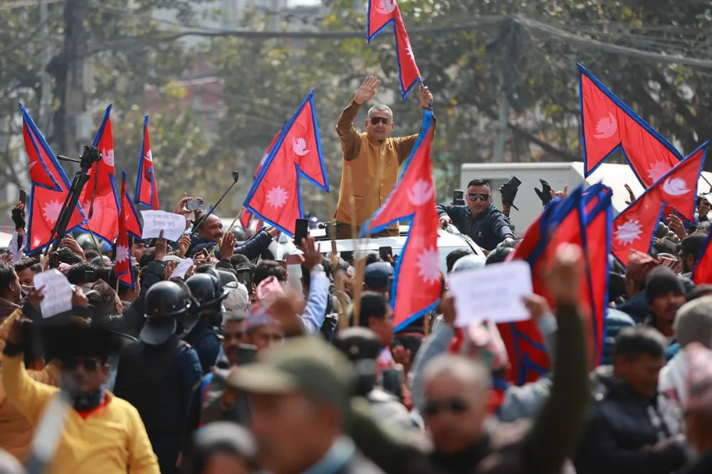 पूर्वराजालाई स्वागत गर्न विमानस्थल पुगे दुर्गा प्रसाईं (फोटो फिचर)