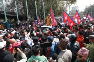 पूर्वराजालाई स्वागत गर्न विमानस्थल पुगे दुर्गा प्रसाईं (फोटो फिचर)