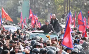 शुभेच्छुकको भिड छिचोल्दै पूर्वराजा ज्ञानेन्द्र विमानस्थलबाट निर्मल निवासतिर